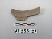 藏品(灰色夾砂陶口緣殘件)的圖片